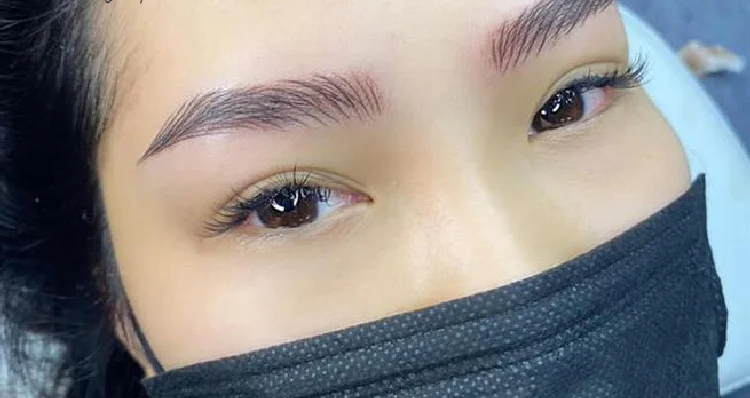 Tìm hiểu về nguyên nhân lông mày trổ xanh, trổ đỏ sau khi phun xăm