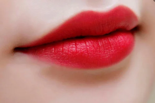 Phun môi màu đỏ ruby
