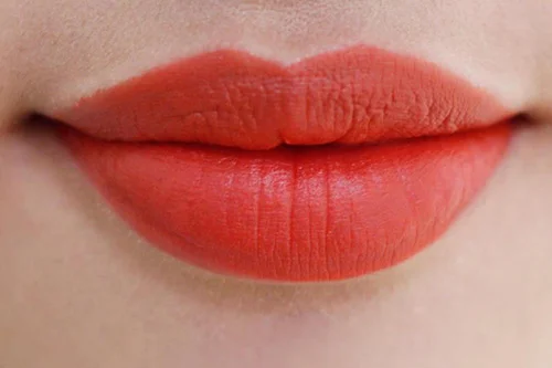 Phun môi màu đỏ cam
