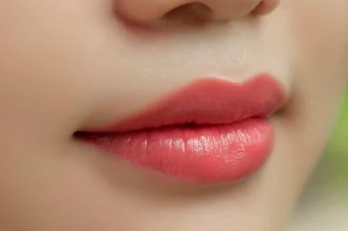 Phun môi màu hồng cam