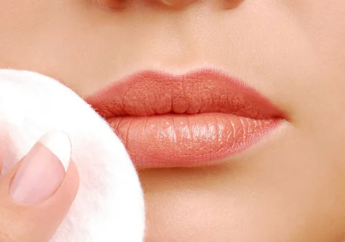 Quy trình thực hiện xăm môi - Vệ sinh làm sạch