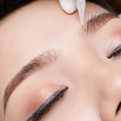 Tiến hành chạm hạt vi điểm Nano chân mày