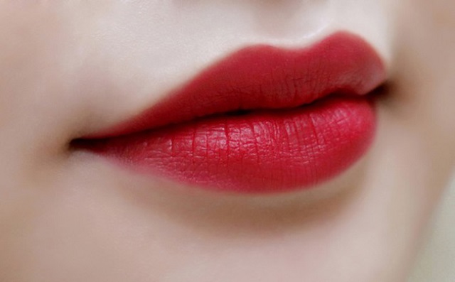 Phun môi bong đậm đem lại đôi môi tươi tắn