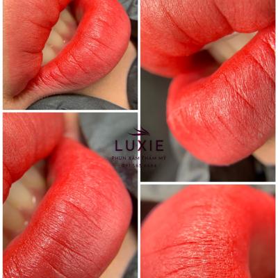 Khách hàng sử dụng dịch vụ phun môi tại Luxie