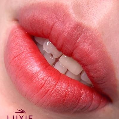Khách hàng sử dụng dịch vụ phun môi tại Luxie