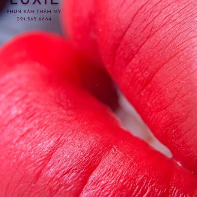 Khách hàng sử dụng dịch vụ phun môi tại Luxie